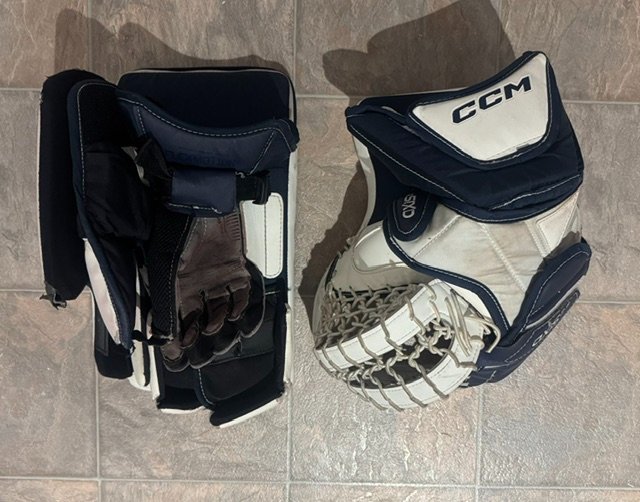 CCM Axis 2.9 Goalie Glove/Blocker (Intermediate)